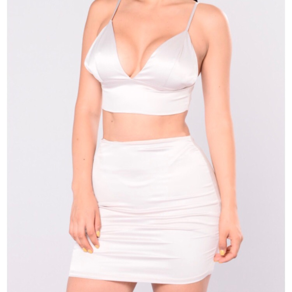 Amati satin set in light pastel pink